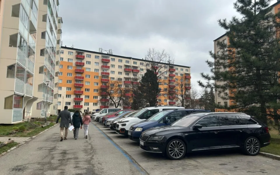 Parkování v Jihlavě: Čtenáři Drbny nejčastěji platí přes aplikaci, ukázala anketa