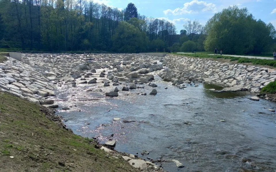 Na kraji Luk nad Jihlavou je balvanitý skluz, který umožní migraci ryb
