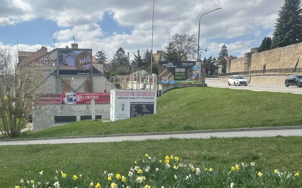 Světelná reklama naproti Cityparku.