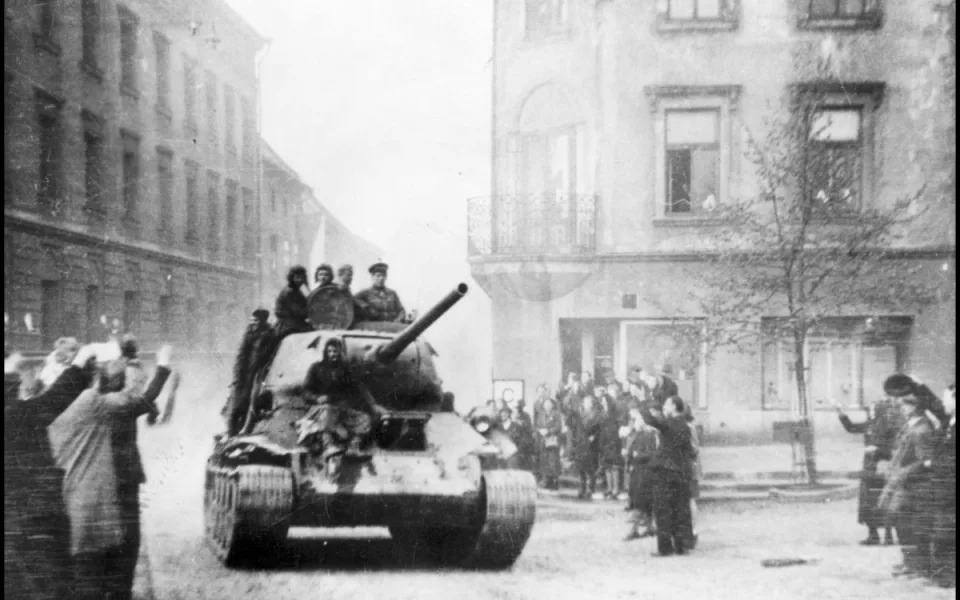 Jeden z prvních sovětských tanků vjíždí 9. května 1945 ráno na jihlavské náměstí. Foto: Poskytl Stanislav Jelínek
