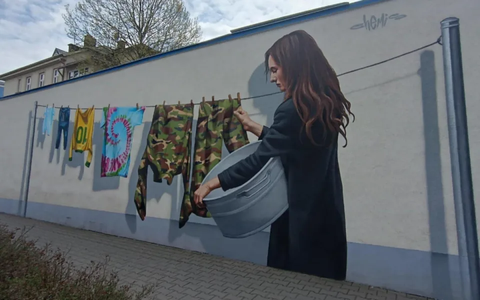 Zeď autobusáku v Jihlavě oživilo barevné graffiti, dráždí maskáče na šňůře