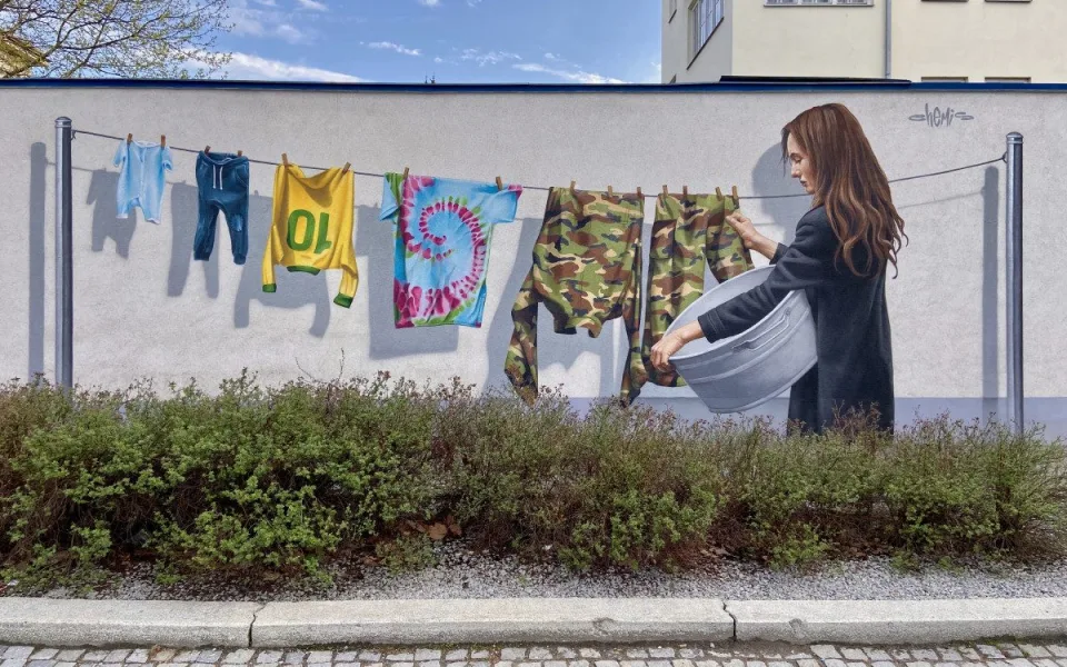 Malba je o všech rodičích, kteří ztratili své děti ve válce, říká autor graffiti na jihlavském nádraží