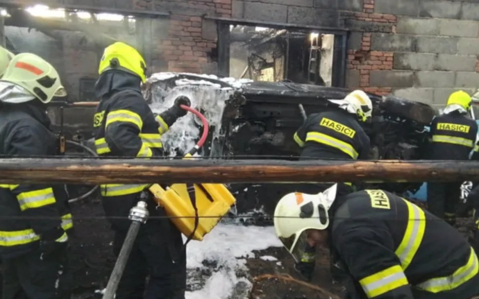 Na Třebíčsku hořela autodílna, škoda je téměř pět milionů. Příčinou je nedbalost. Foto: Se svolením HZS Kraje Vysočina
