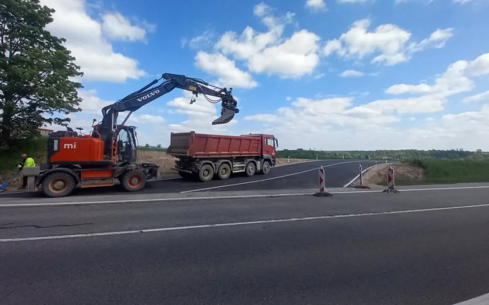 Náhradní silnice u Helenína je hotová, v úterý večer se po ní začne jezdit