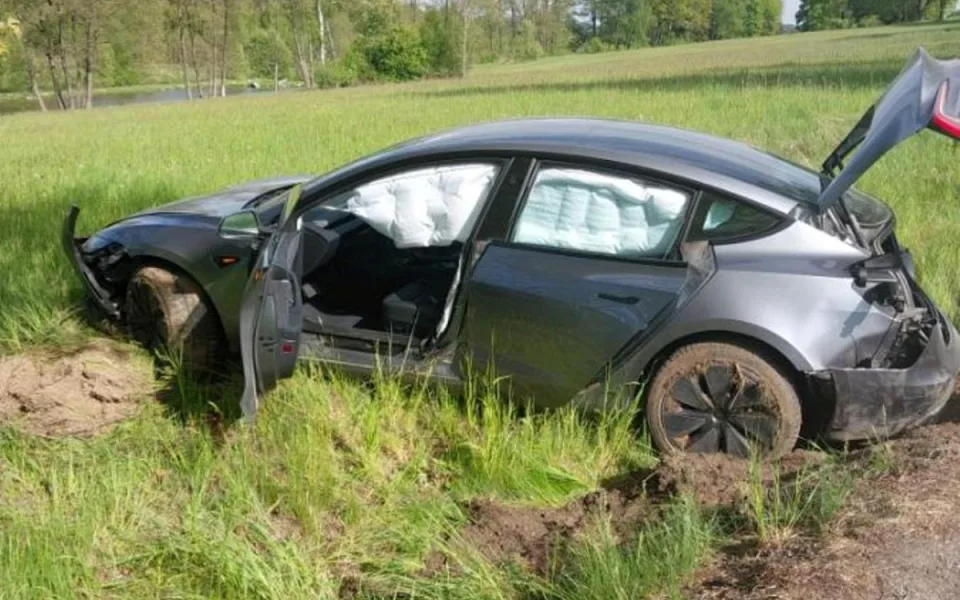 Nehoda u Rohozné. Řidič Tesly nezvládl rychlou jízdu, tři lidé utrpěli zranění