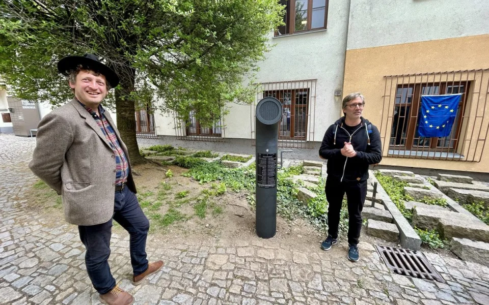 Poesiomat v Jihlavě. Zleva: Ondřej Kobza, Jiří Havelka