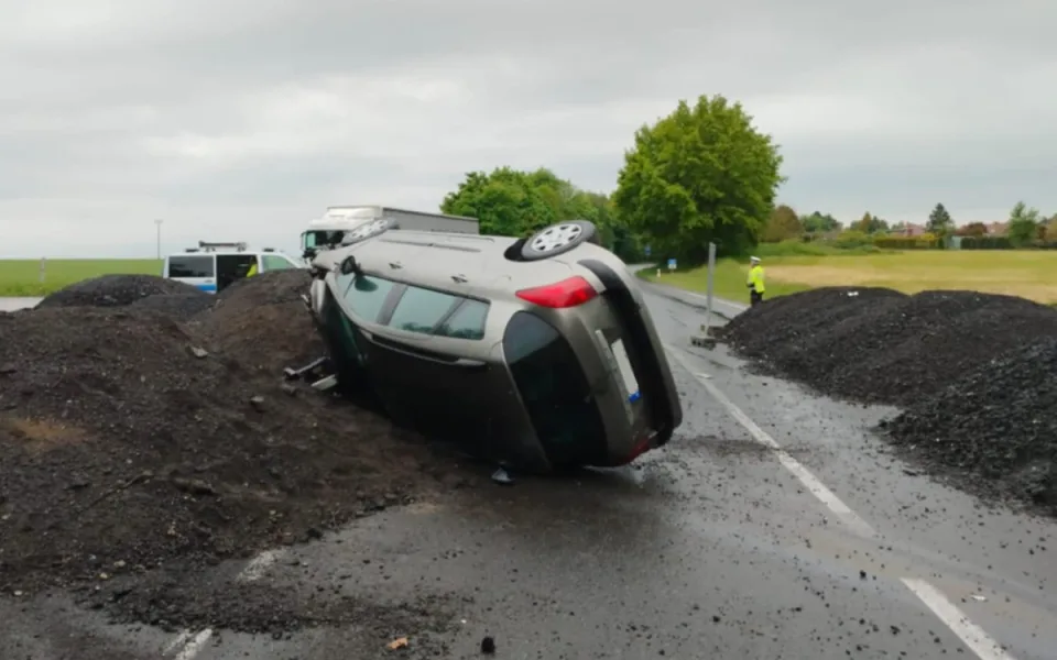 Řidič vjel přes oplocení na staveniště mostu, kde převrátil auto na střechu. Foto: Se svolením ŘSD