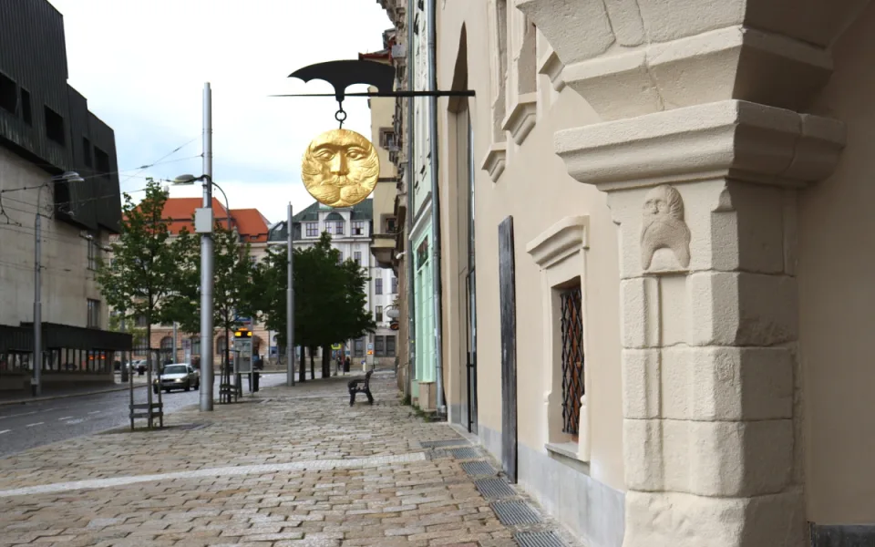 Žulový nárožní reliéf s tváří vousatého muže minulý týden přišel o charakteristický kamenný vzhled památky. Foto: Stanislav Jelínek 