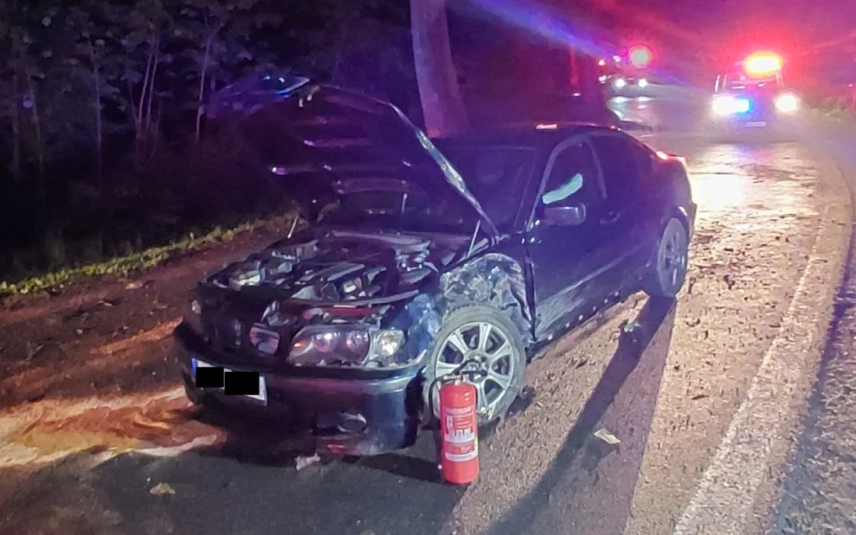 Sedmnáctiletý řidič v BMW se snažil ujet policistům. Při havárii do nich narazil. Foto: Se svolením Policie ČR