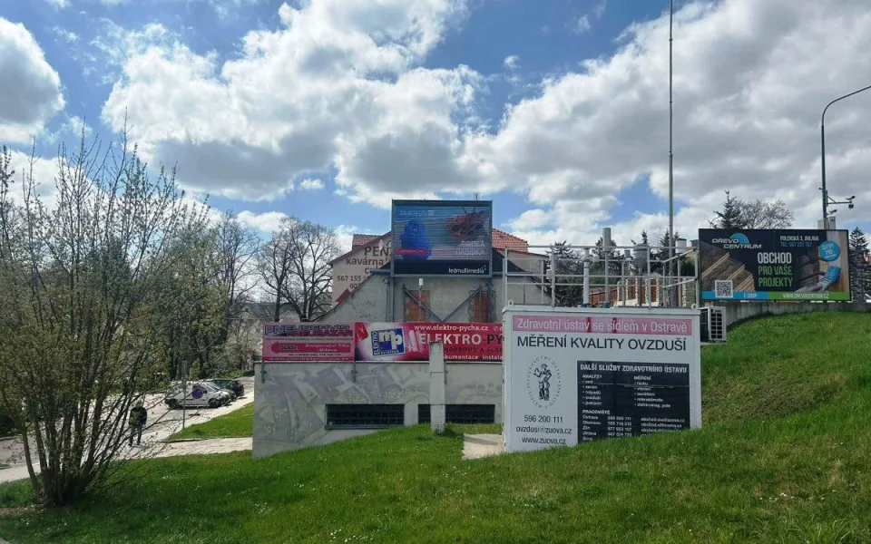 Vizuální smog v Jihlavě. Všechny reklamy nám vadí, ukázala anketa u čtenářů Drbny