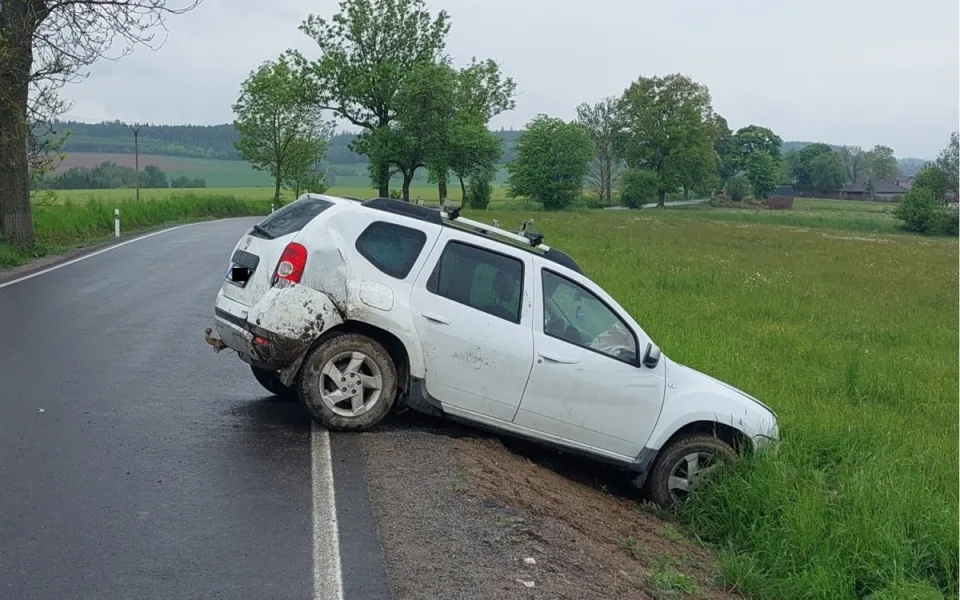 U Dobronína havaroval řidič Dacie. Za bílého dne měl přes tři promile. Foto: Se svolením Policie ČR