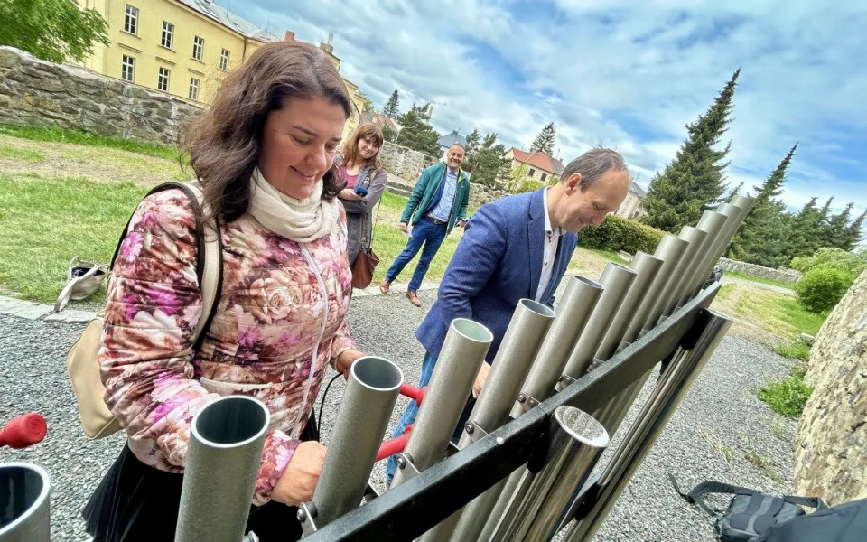 VIDEO: Na hradbách v Jihlavě jsou hudební prvky. Sluchátko, zvonkohra a xylofon