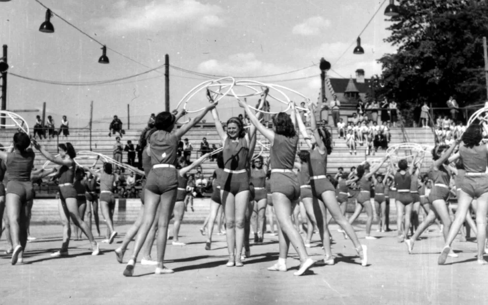 Spartakiádní skladbu Radostné mládí cvičí v červnu 1960 na jihlavském zimním stadionu dorostenky ze středních škol a učilišť. Reprofoto: Poskytl Stanislav Jelínek