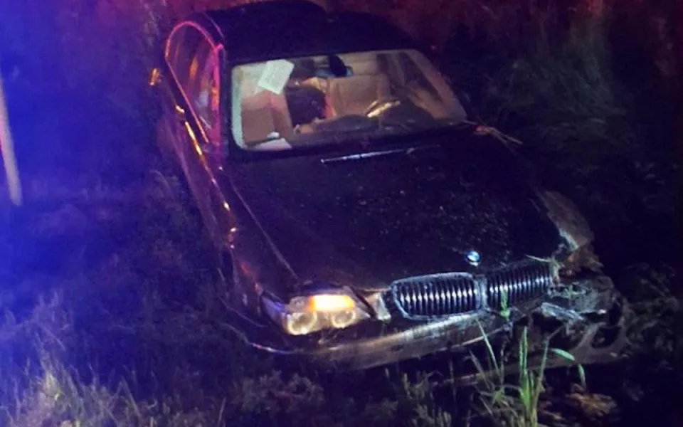 Policisté pátrají, kdo o víkendu ukradl BMW, se kterým následně havaroval. Foto: Se svolením Policie ČR