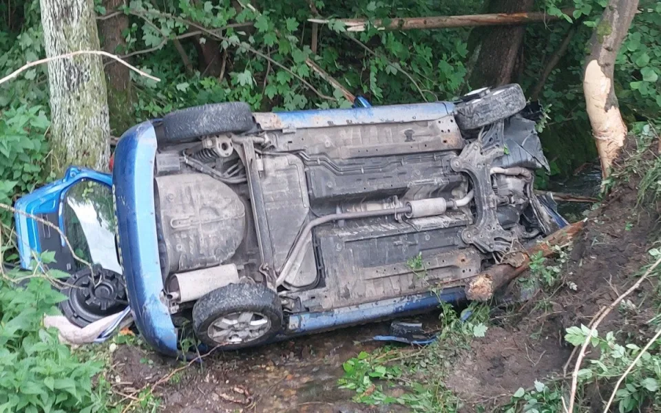 Devatenáctiletý řidič nezvládl smyk, auto skončilo převrácené v potoce. Foto: Se svolením Policie ČR