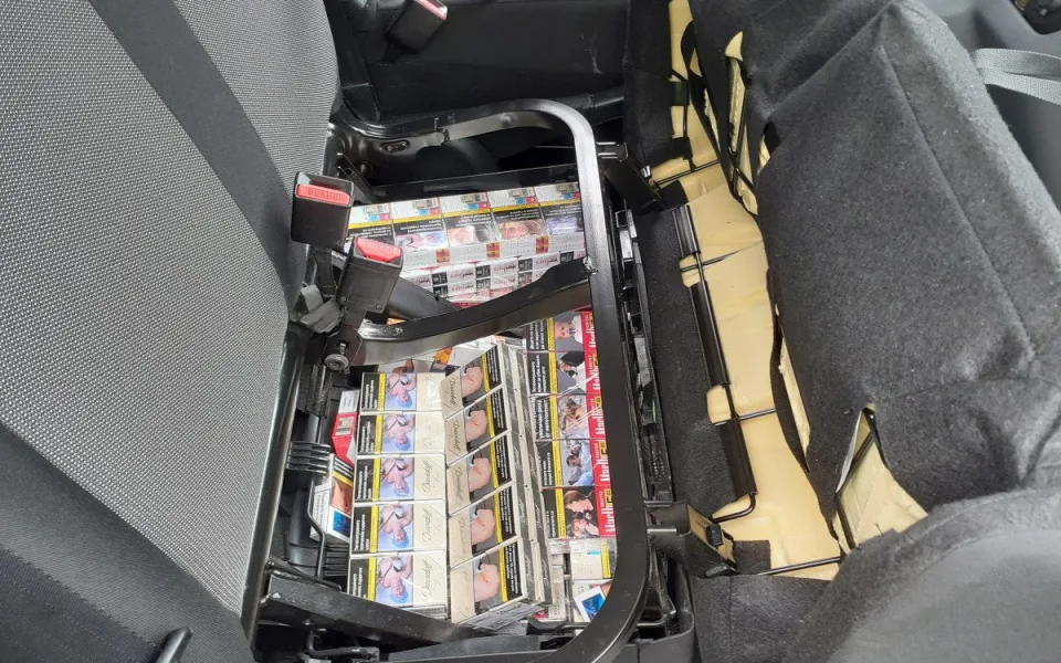 Vysočinští celníci zadržely na dálnici D1 cigarety, koňak, víno i anabolika. Foto: Se svolením Celního úřadu pro Kraj Vysočina