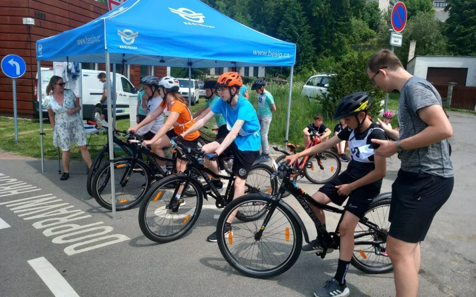 FOTO: Na dopravním hřišti v Jihlavě soutěžila téměř stovka mladých cyklistů