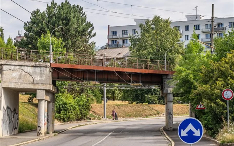 V Havlíčkově ulici jde dnes dolů železniční most, řidiči místem neprojedou. Foto: Se svolením Města Jihlava
