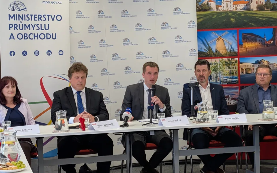 Vlček: Vláda nepochybuje o splnění podílu českých firem na dostavbě Dukovan