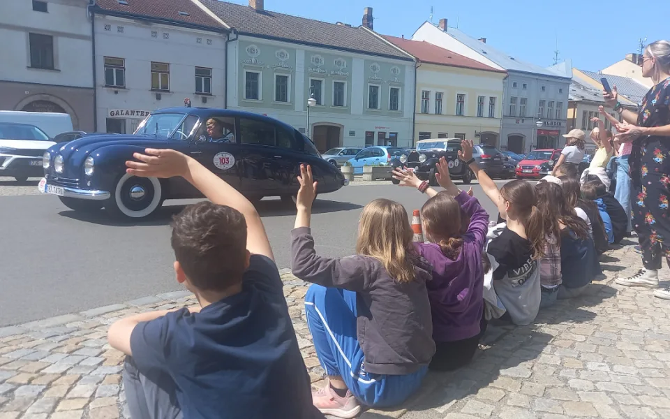 FOTO: Polnou projel závod 1000 mil Československých pro meziválečné vozy