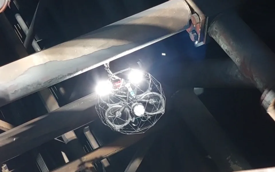V Dukovanech kontrolovali energetici poprvé část parních turbín pomocí dronu