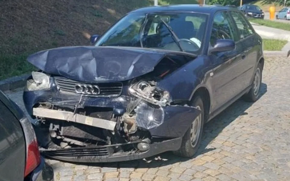 V centru Jihlavy bourala tři auta. Mladá řidička nabourala auto před sebou