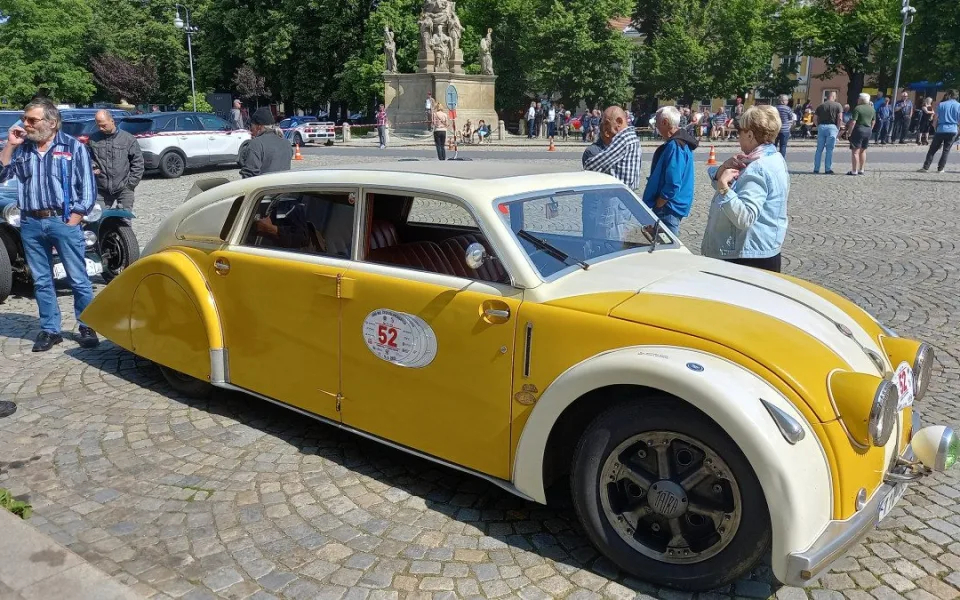 Na trase 1000 mil československých je také unikátní Tatra T77. Jela už v roce 1934