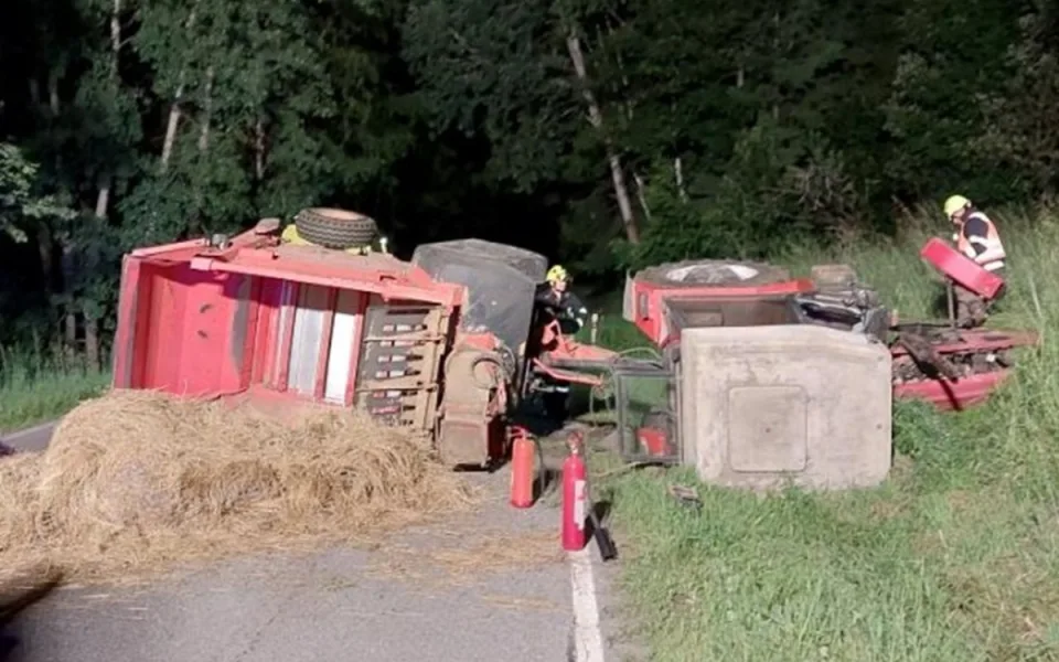 Řidič, který vzal traktor a převrátil ho na bok, měl přes dvě a půl promile. Foto: Se svolením Policie ČR