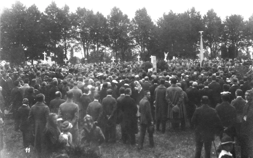 Pohřeb dvou Čechů, zastřelených Němci o nepokojích v červnu 1920. Na hlavní hřbitov se k rozloučení dostavili Jihlavané v hojném počtu. Foto: Poskytl Stanislav Jelínek