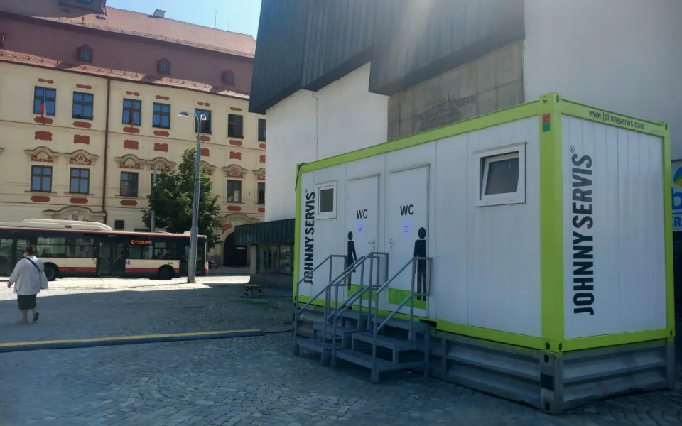Záchody na náměstí v Jihlavě nejsou hezké, ale jsou potřeba, vysvětluje radnice.