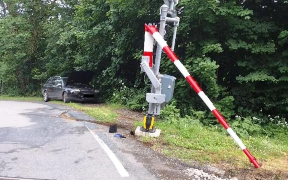 Řidič na přejezdu narazil do stojanu se závorou a odešel. Policie teď hledá svědky