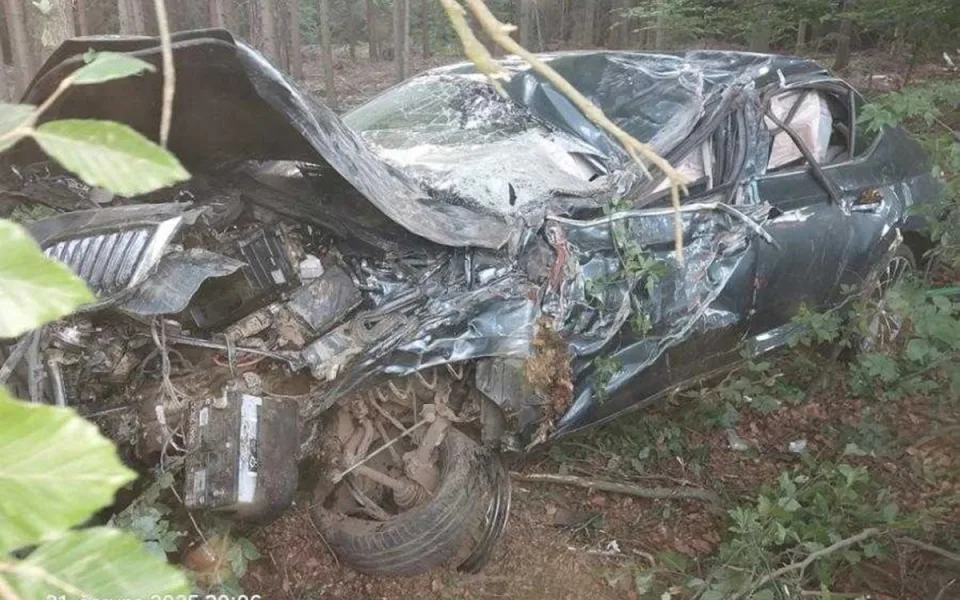 Řidička dostala smyk a narazila do stromu, auto se po nehodě převrátilo na bok. Foto: Se svolením Policie ČR