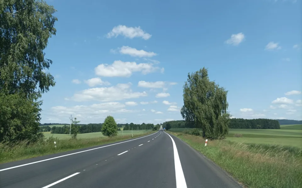Silnice mezi Žďárem a Stržanovem má nový povrch. Řidiči už projedou bez omezení