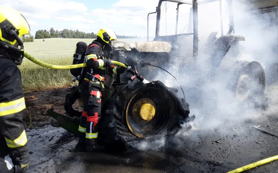 Traktor v plamenech. Do Habrů vyjely čtyři jednotky, škoda je 750 tisíc korun