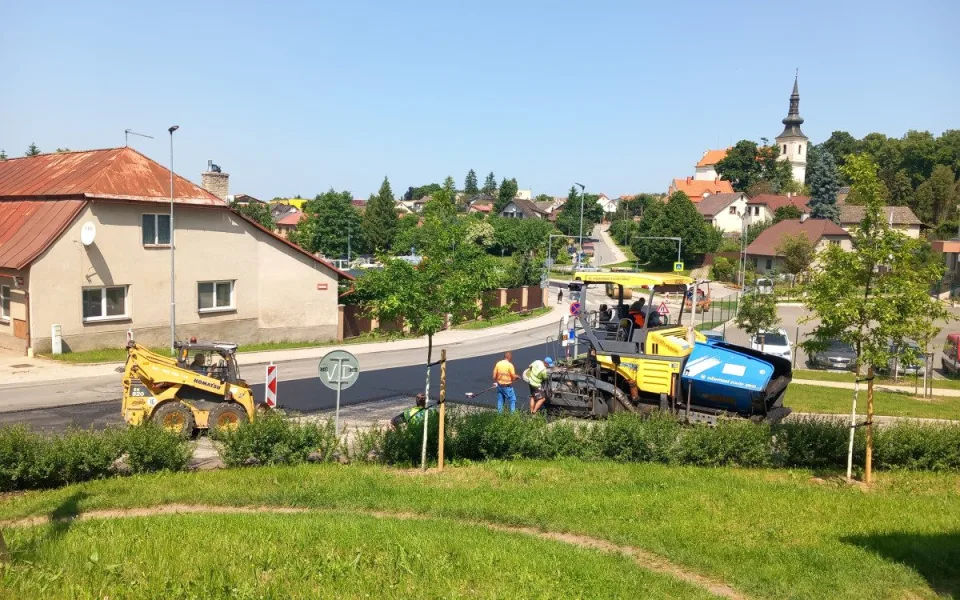 Opravu frekventované ulice v Polné krajští cestáři reklamovali, už je průjezdná