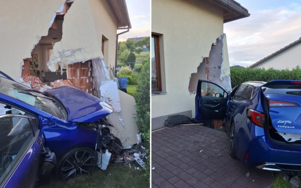 Milionová škoda: Řidič dostal křeč do nohy, sešlápl plyn a proboural dům sousedů