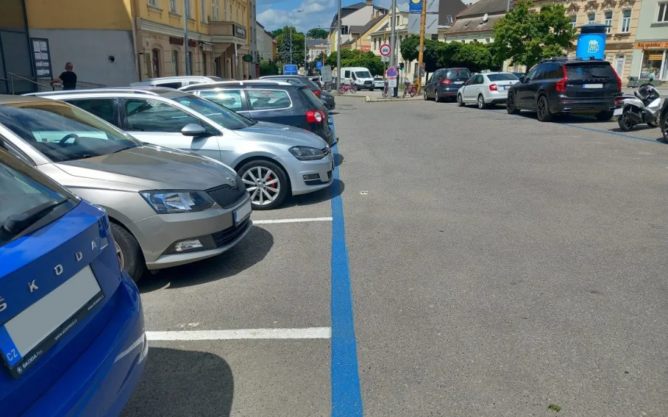 Parkování v Jihlavě XI: Před Dělnickým domem se smí stát dvacet minut zdarma