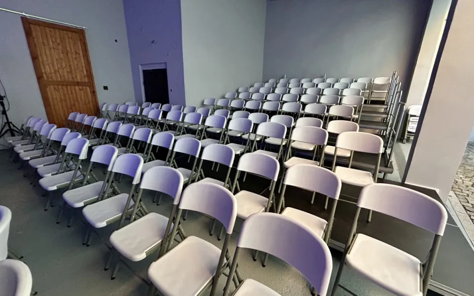 Divadelní dvorek v Jihlavě již funguje. Příjemný stín ocení až 200 diváků