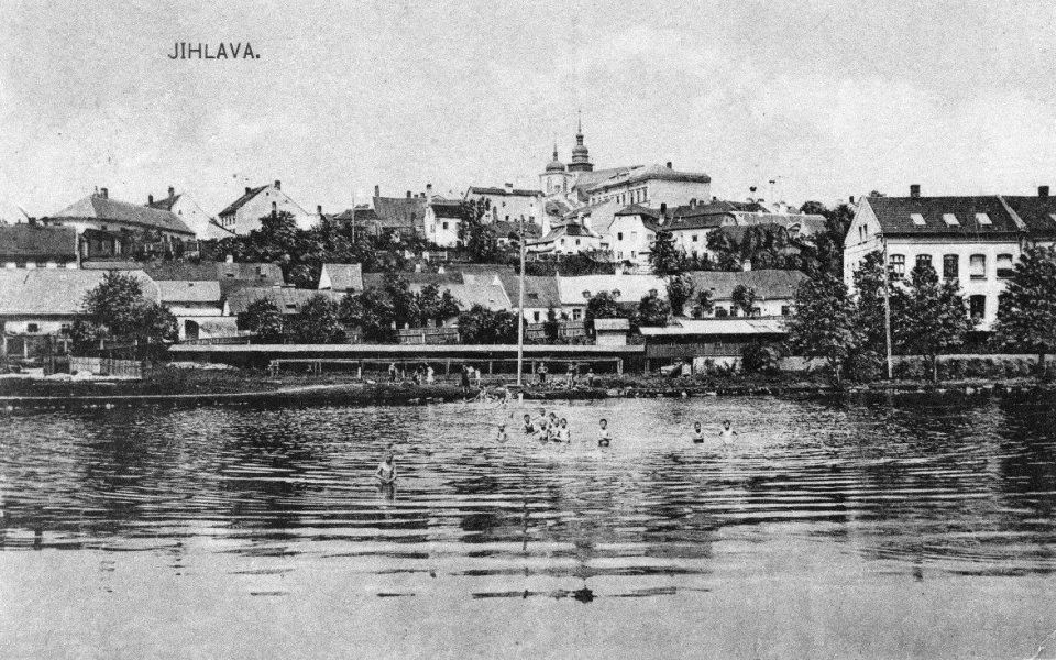 Letní radovánky mládeže na hladině Koňského rybníka někdy kolem roku 1900. Reprofoto: Poskytl Stanislav Jelínek