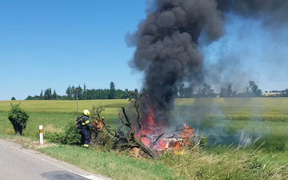 Řidička na Žďársku narazila do stromu a auto začalo hořet. Naštěstí stihla utéct