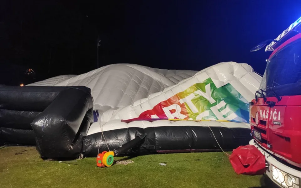 Vítr úřadoval na festivalu v Jihlavě. Spadl tam party stan, zranil několik desítek lidí. Foto: Se svolením HZS Kraje Vysočina