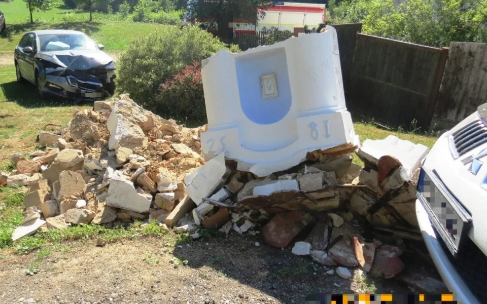 Řidička ve Škodovce vyjela mimo silnici a porazila boží muka, škoda je přes 200 tisíc