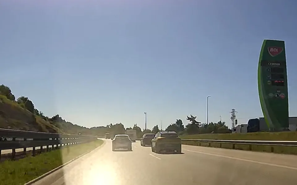 VIDEO: Řidič Audi RS Q8 vybrzdil na dálnici jiné auto. Vše viděli policisté. Foto: Se svolením Policie ČR