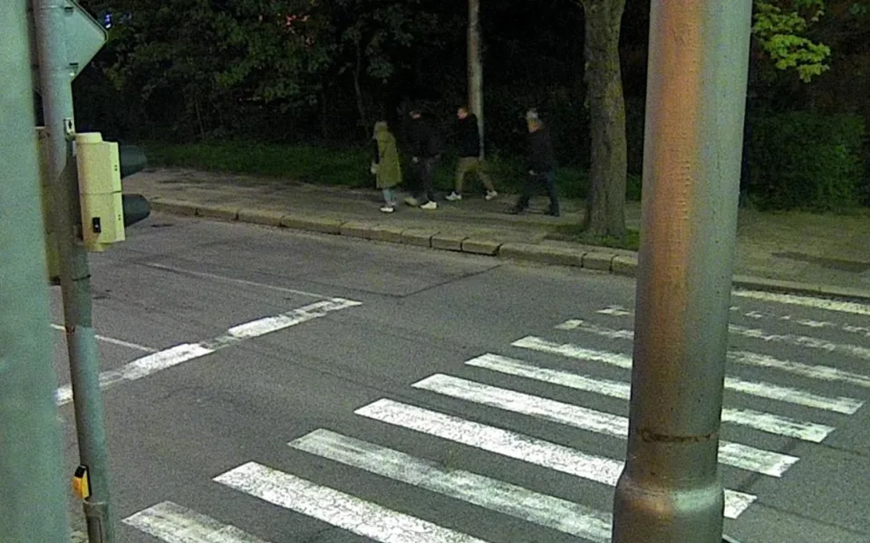 Rvačka v Jihlavě kvůli místům v restauraci. Neznáte lidi na fotkách?