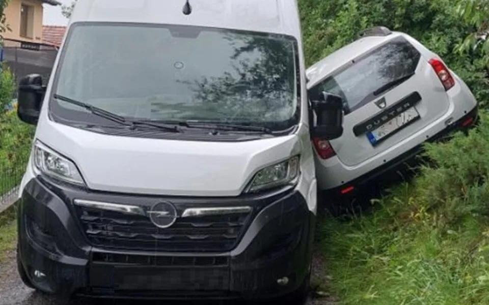 Řidič dacie se pokusil objet dodávku přes svah. Obě auta se do sebe zaklínila. Foto: Se svolením Policie ČR