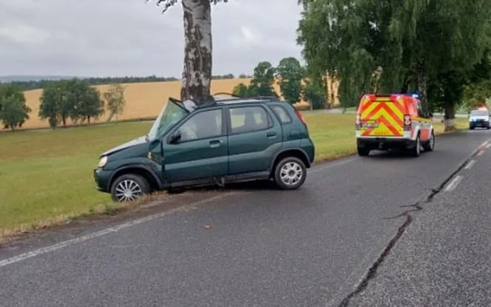 Na Pelhřimovsku narazila řidička do stromu, na místo letěl vrtulník z Prahy. Foto: Se svolením Policie ČR