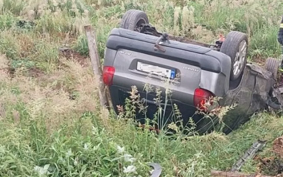 Mikrospánek. Řidič na Třebíčsku zřejmě na chvilku usnul a vyjel mimo silnici