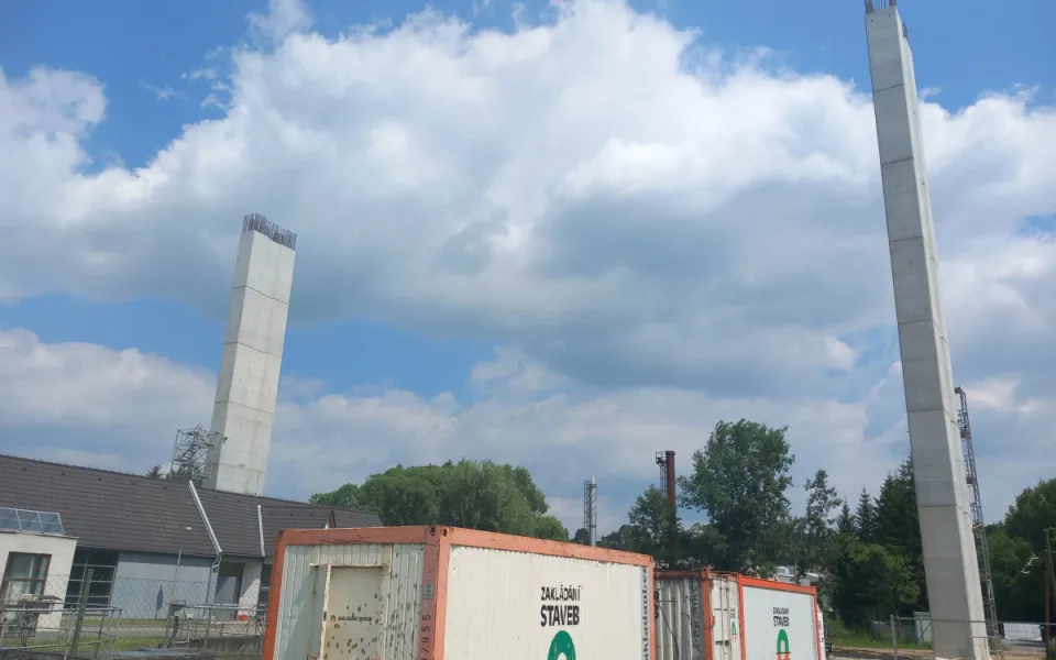 FOTO: Nad údolím Brtnice se tyčí vysoké pilíře pro druhý nejvyšší most v kraji