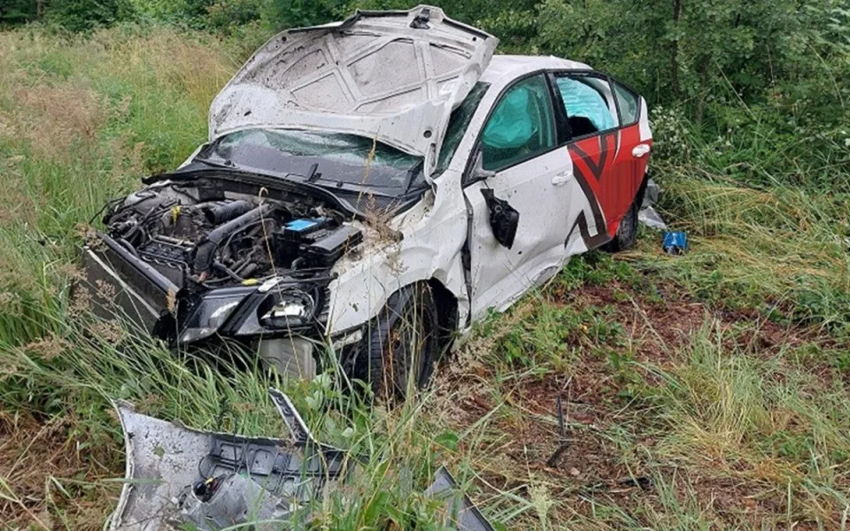 Řidič na Třebíčsku nezvládl smyk, zničil auto a skončil v nemocnici. Foto: Se svolením Policie ČR
