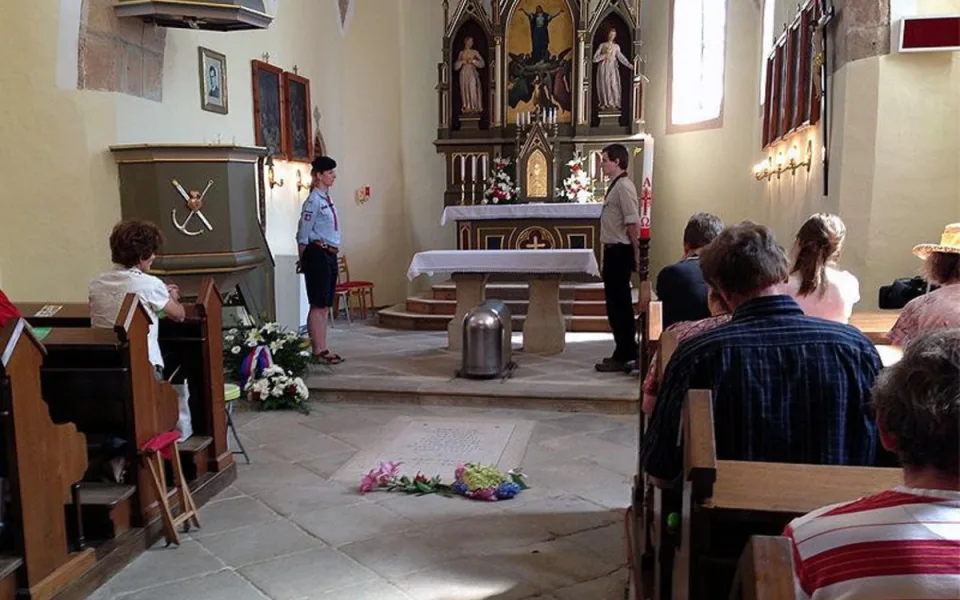 U schrány vystavené před obětním stolem drželi čestnou stráž skauti. Foto: Christnet / Vít Luštinec